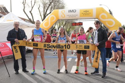 Imagen de las tres primeras clasificadas en la Carrera Parque Infanta Elena 2022.