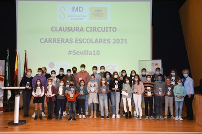 Foto de familia con todos los premiados en el Circuito de Carreras Escolares #Sevilla10 2021.