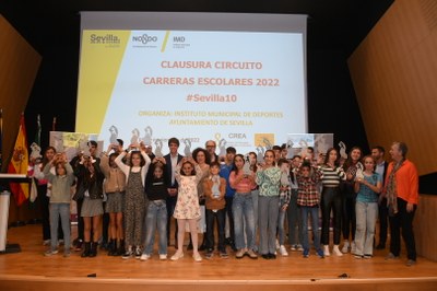 El Ayuntamiento entrega los premios escolares del circuito #Sevilla10 en el que han participado unos 8.500 deportistas
