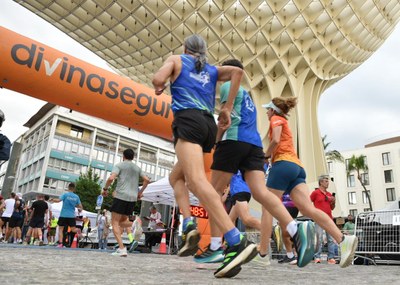 La Carrera Casco Antiguo ‘CaixaBank’ cierra el Circuito Divina Seguros del Ayuntamiento con más de 10.000 inscritos y victorias de Redouan Nouini y Laia González 