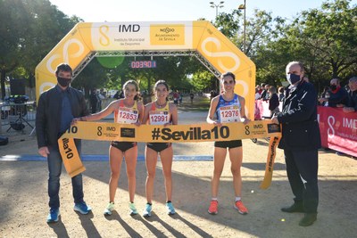 Las tres primeras clasificadas de la Carrera Parque de Miraflores #Sevilla10 2021, tras su llegada a meta.