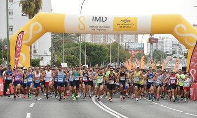 Salida de la prueba de 10 kilómetros de la Carrera Parque de Miraflores #Sevilla10 2024.