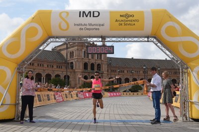 Sergio Mena bate el récord de #Sevilla10 (30:25) en la Popular Parque de María Luisa - Coca-Cola, con victoria femenina de Raquel Hernández 