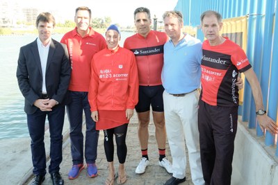 El delegado de deportes, David Guevara, junto a Mireia Belmonte, Miguel Induráin y Abel Antón, ganadores de relevo en el V Triatlón Puerto de Sevilla