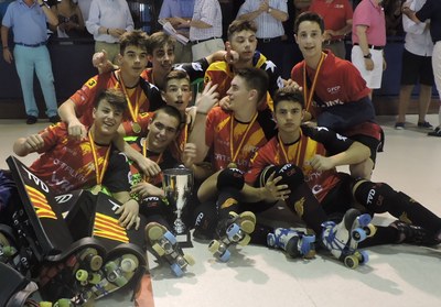 La selección catalana masculina sub-16 posa junto al trofeo