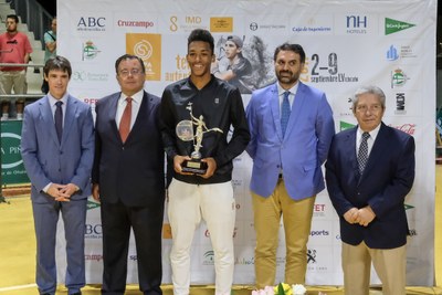 Auger-Aliassime recibe el trofeo ganador de la 55ª Copa Sevilla Challenger