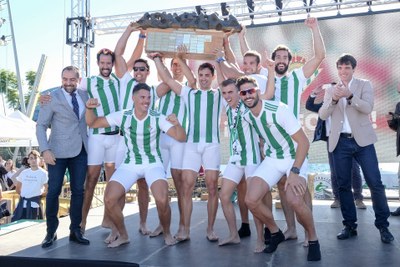 Entrega de premios al bote masculino del Betis, tras imponerse en la Regata Absoluta de la 51 edición de la Sevilla-Betis