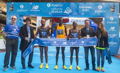 El alcalde, Juan Espadas, y el delegado de Deportes, con los tres primeros clasificados masculinos de la Zurich Maratón de Sevilla 2017