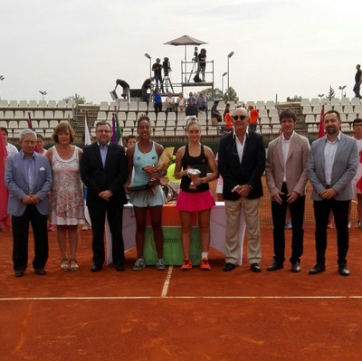 Daniela Seguel y Marie Benoit reciben sus respectivos trofeos tras la final del II Memorial Nadia Mechaala