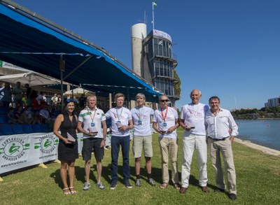 María José Rienda, general de Actividades y Promoción del Deporte de la Junta de Andalucía, junto a algunos de los ganadores de la 1st Sevilla International Rowing Masters Regatta