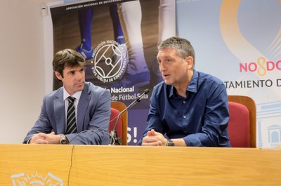 David Guevara, delegado de deportes, y Francisco Cachinero, presidente de la ANEFS, durante la presentación del XIX Congreso de Entrenadores de Fútbol Sala