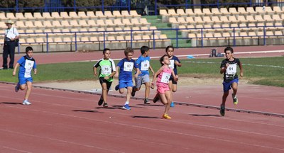 Los colegios de los distritos Triana-Los Remedios y Nervión-San Pablo participaron en la II Jornada de Promoción del Atletismo Base