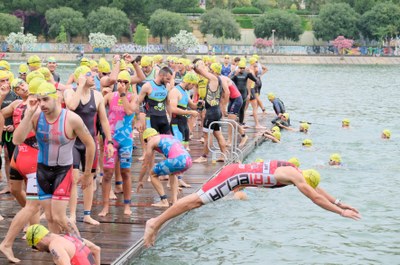 Momentos previos a la salidad del Triatlón de Sevilla 2017