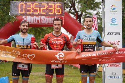 Primeros clasificados del Nutrisport Half Triatlón de Sevilla 2021.