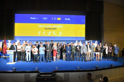 Foto de familia de todos los premiados y autoridades en la Fiesta del Deporte 2022.