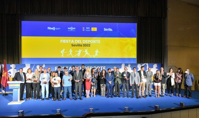 Foto de Familia con los premiados y autoridades en la Fiesta del Deporte 2022.