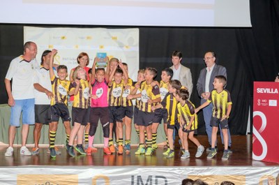 Uno de los equipos ganadores de los JJDDMM recoge su premio durante la clausura