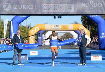 Selemon Barega se impone en el Zurich Maratón de Sevilla 2025.