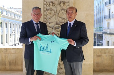 El Ayuntamiento presenta la camiseta para el Maratón de Sevilla 2024