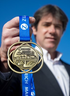 El Zurich Maratón de Sevilla celebra los 170 años del Puente de Triana dedicándole su medalla y presenta las camisetas oficiales Asics
