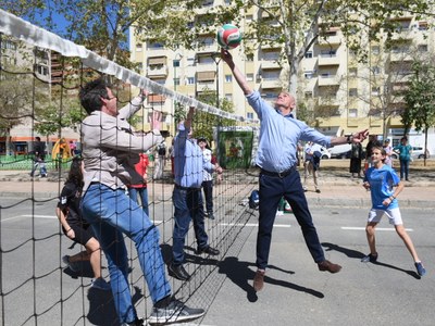 El alcalde de Sevilla destaca que el respaldo a la iniciativa Calle Deporte en los distritos Sur y Macarena para impulsar distintas disciplinas deportivas entre niños y niñas como alternativa de ocio saludable garantiza la celebración de otras siete citas